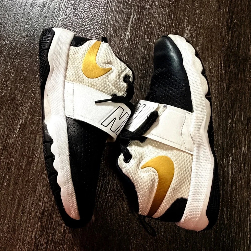 Nike Team Hustle D 8 Kids Size 5Y Black White Gold Basketball Shoes Sneakers